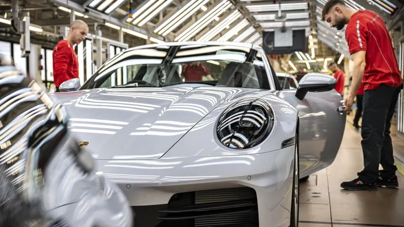 Porsche затягивает пояса: новые сокращения сотрудников и урезание амбиций